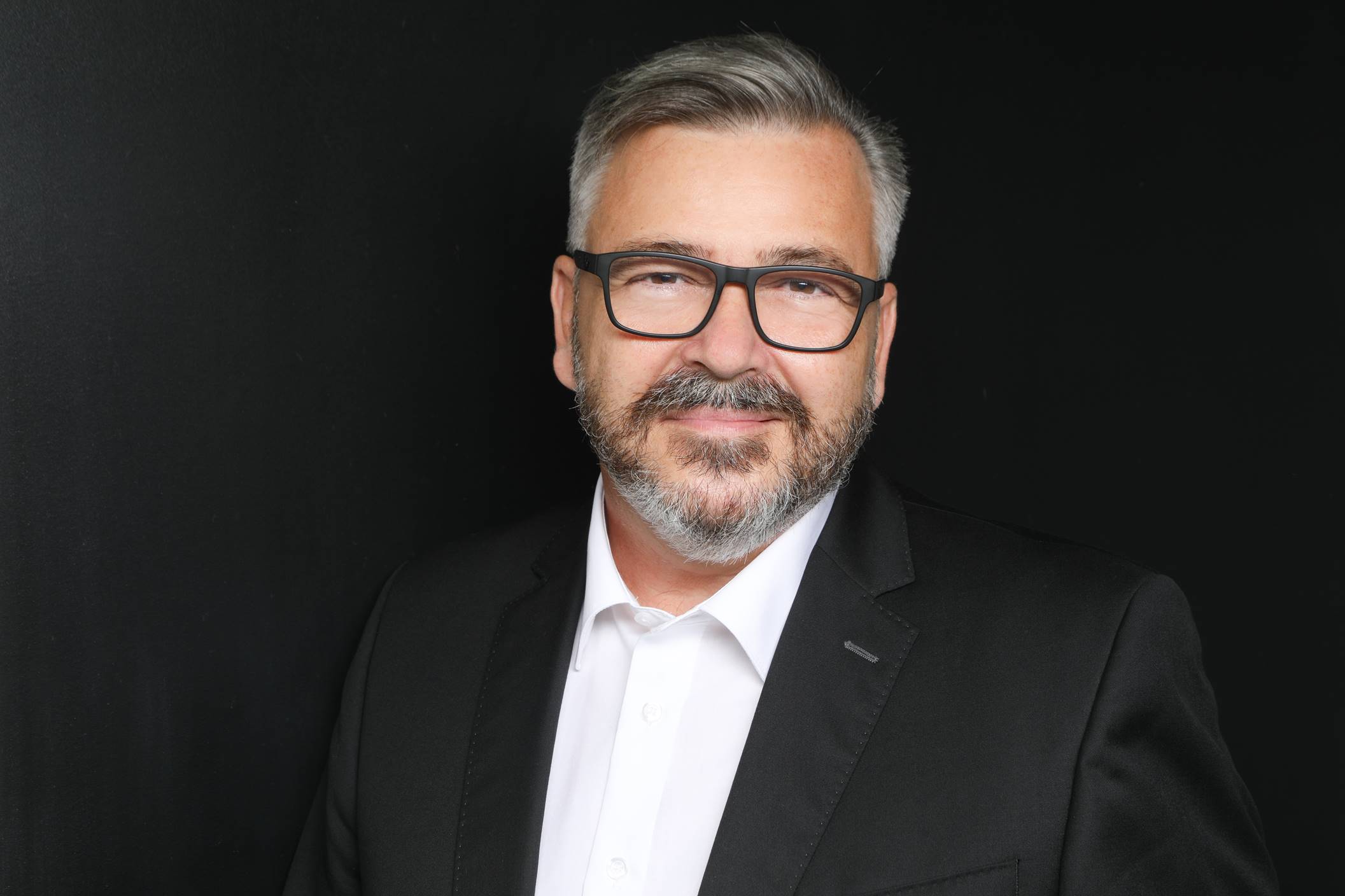 Ein Bild, das Mann, Person, Anzug, tragen enthlt.

Automatisch generierte Beschreibung